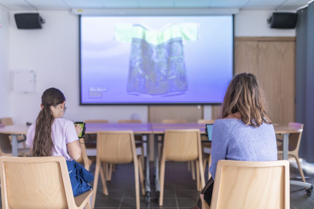 une femme et une enfant devant un écran - Agrandir l'image, fenêtre modale